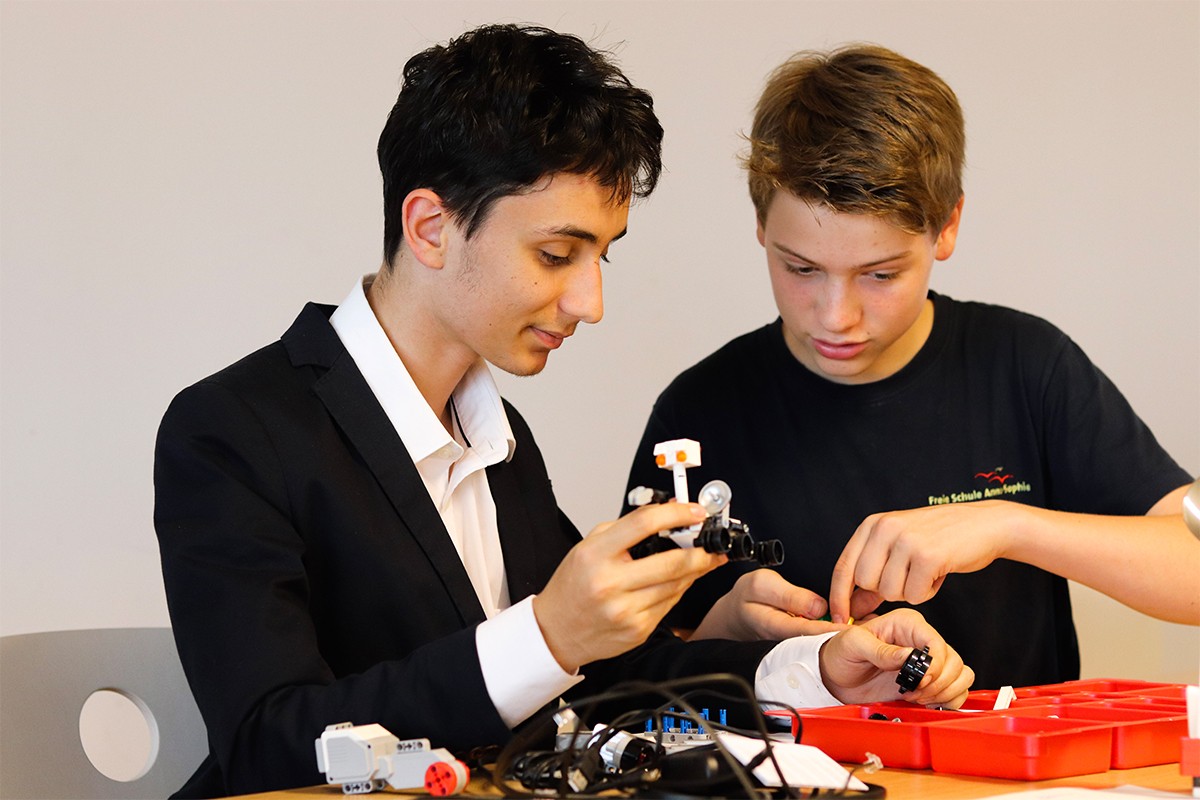 Schüler bauen einen Roboter
