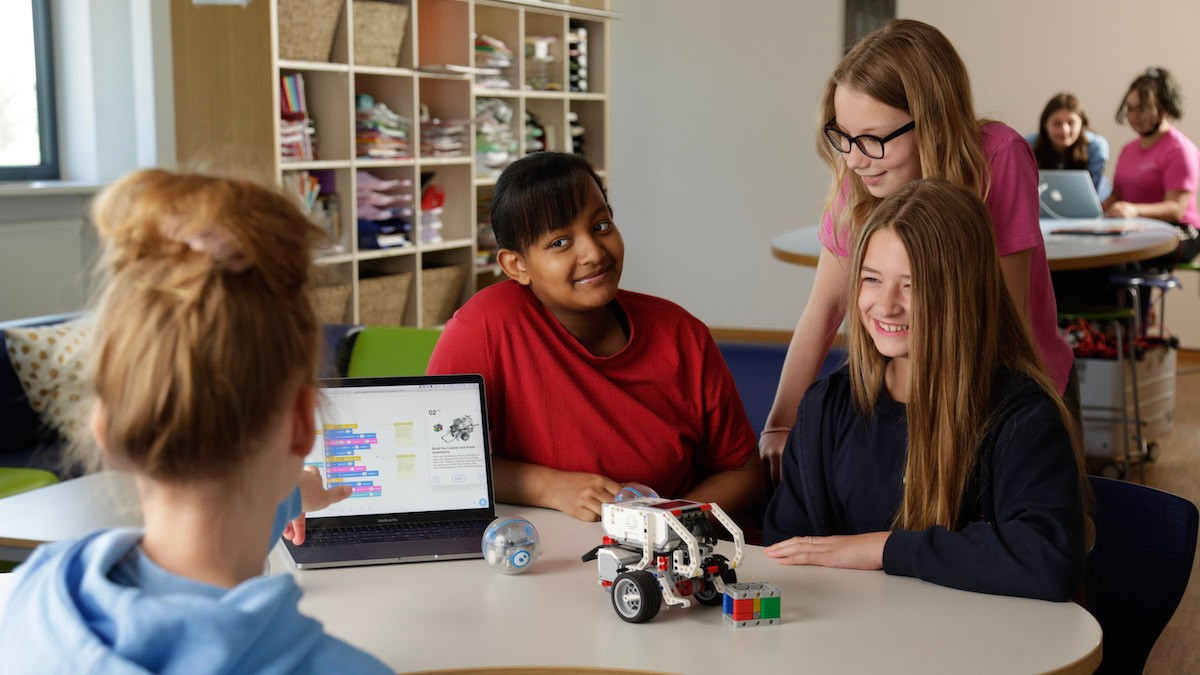 Schülerinnen mit Roboter