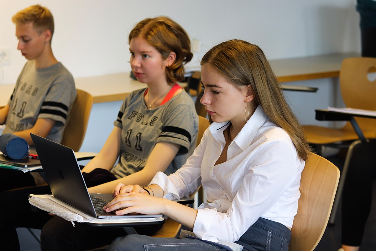 Schülerinnen mit MacBook