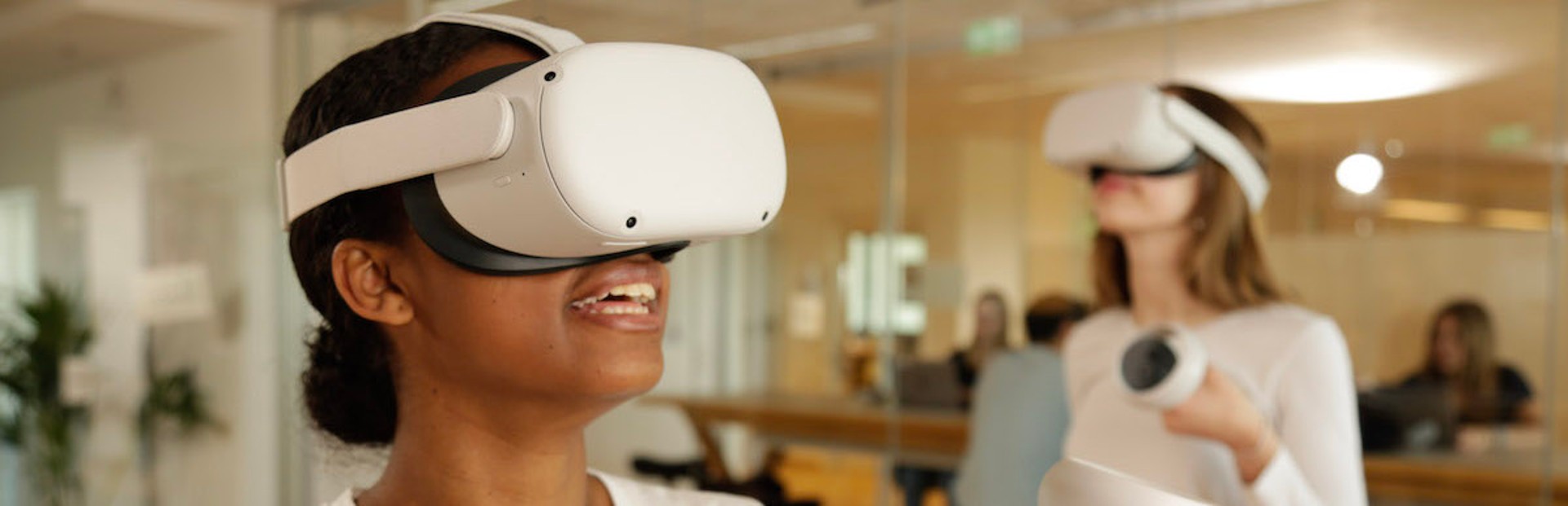 Schülerin mit VR-Brille