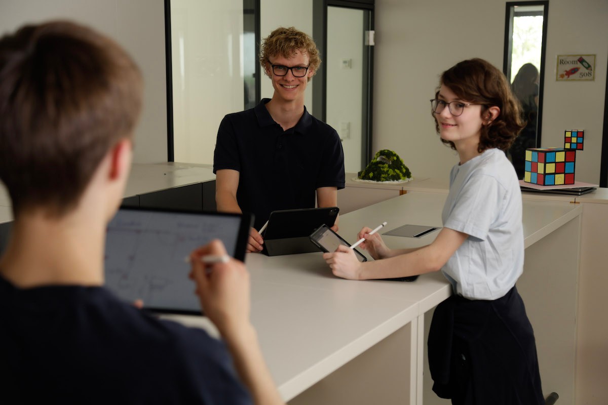 Schülerinnen mit iPads Schülerinnen mit iPads